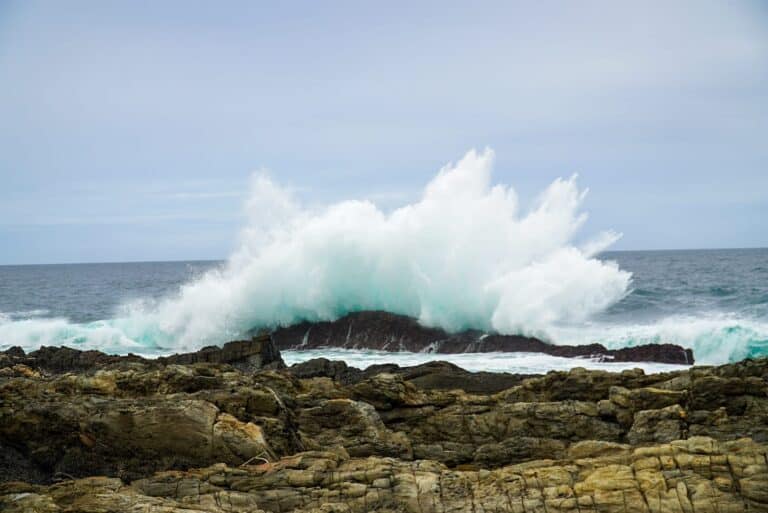 Grote golf tegen rotsen